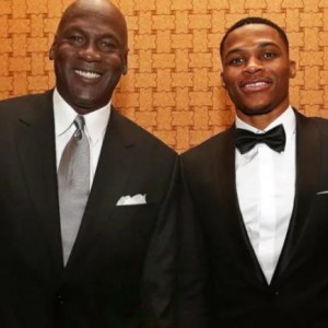 黄蜂或尝试交易韦少 湖人可能用延伸条款将其裁撤